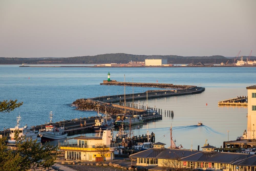 Blick auf die 380 Meter lange Mole mit dem markanten Leuchtturm am Ende - Sehenswürdigkeiten in Sassnitz