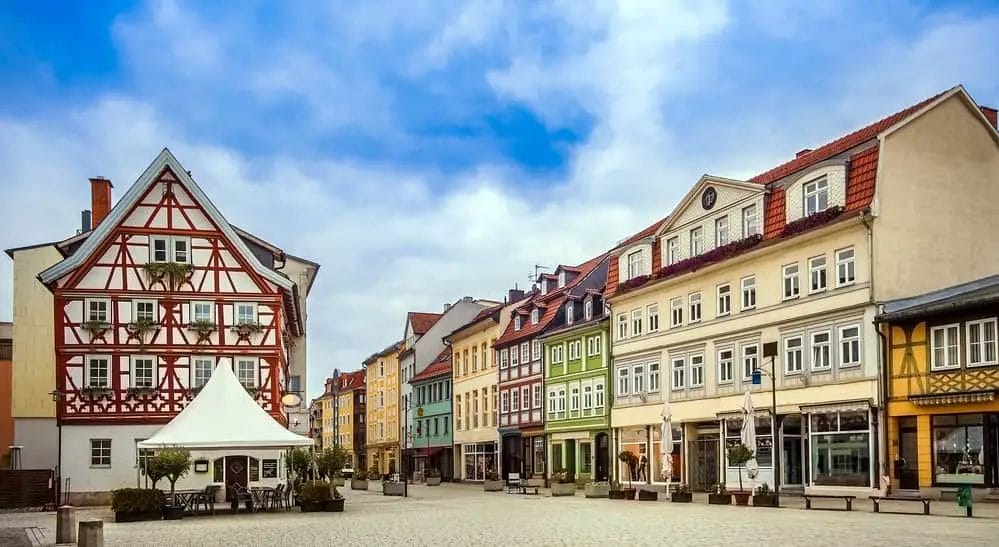 Der Marktplatz in Meinigen mit historischen Fachwerkhäusern - Schöne Städte Thüringen