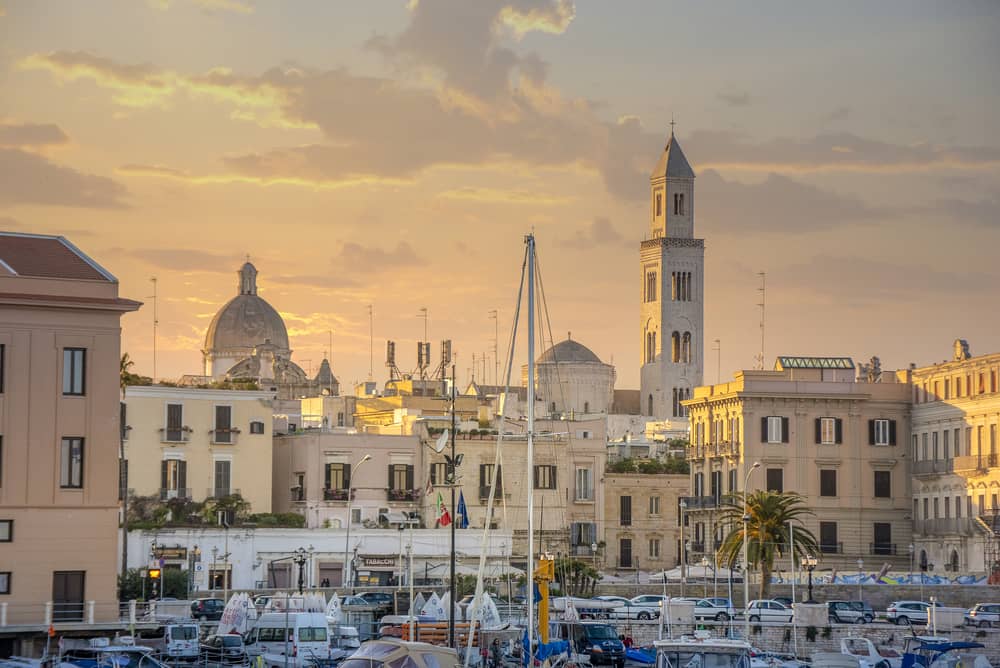 DIE 18 SCHÖNSTEN BARI STRÄNDE FÜR EINEN PERFEKTEN STRANDURLAUB IN ITALIEN 7 Die Altstadt von Bari im Sonnenuntergang - Bari Strände - Bari Strand