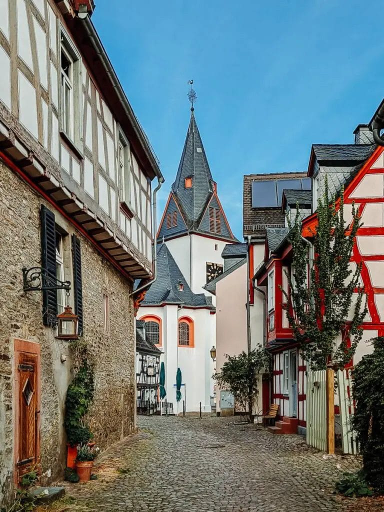 Die Unionskirche am Ende der Gasse - Sehenswürdigkeiten Idstein