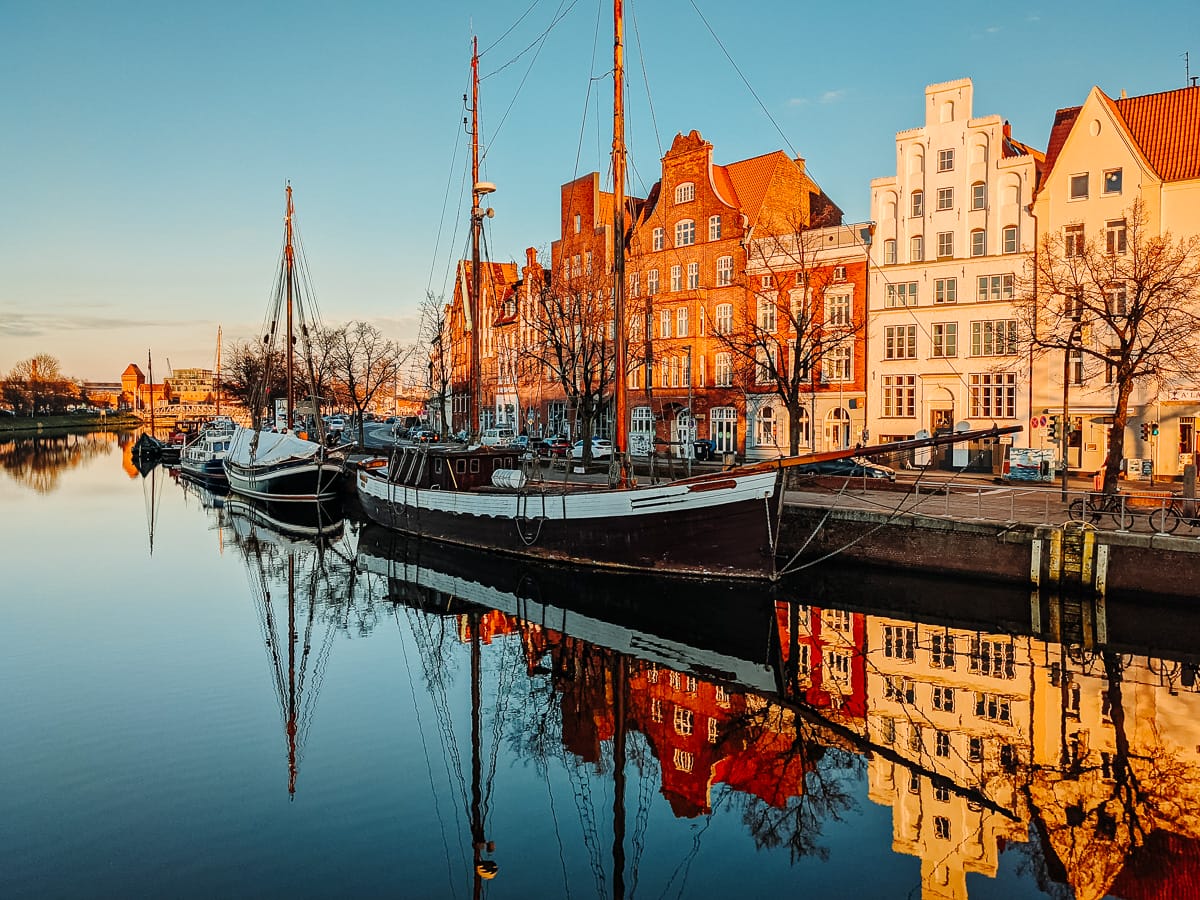Hansehäuser in Lübeck - Schiff auf der Trave - Schönste Städte Schleswig Holstein