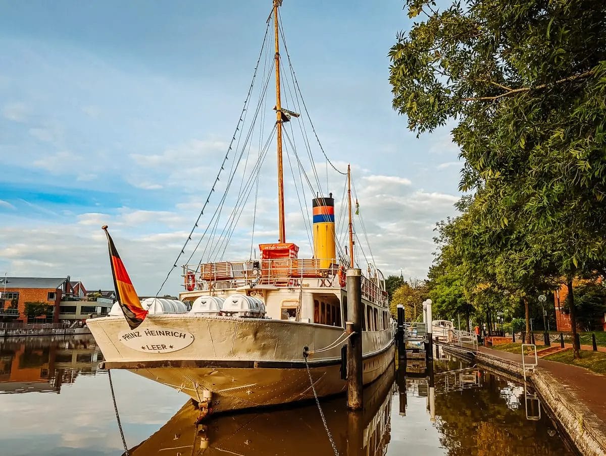 Das Traditionsschiff "Prinz Heinrich" im Hafen von Leer - Leer Sehenswürdigkeiten