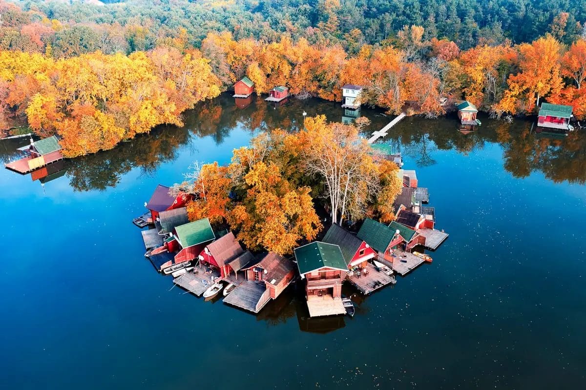 Charmante Fischerhütten in der magisch anmutenden Wasserstadt Tata