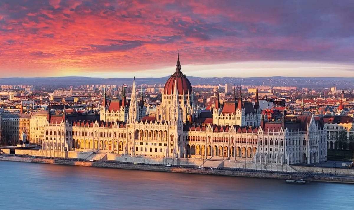 Sonnenaufgang über dem Parlamentsgebäude - Ungarn Sehenswürdigkeiten