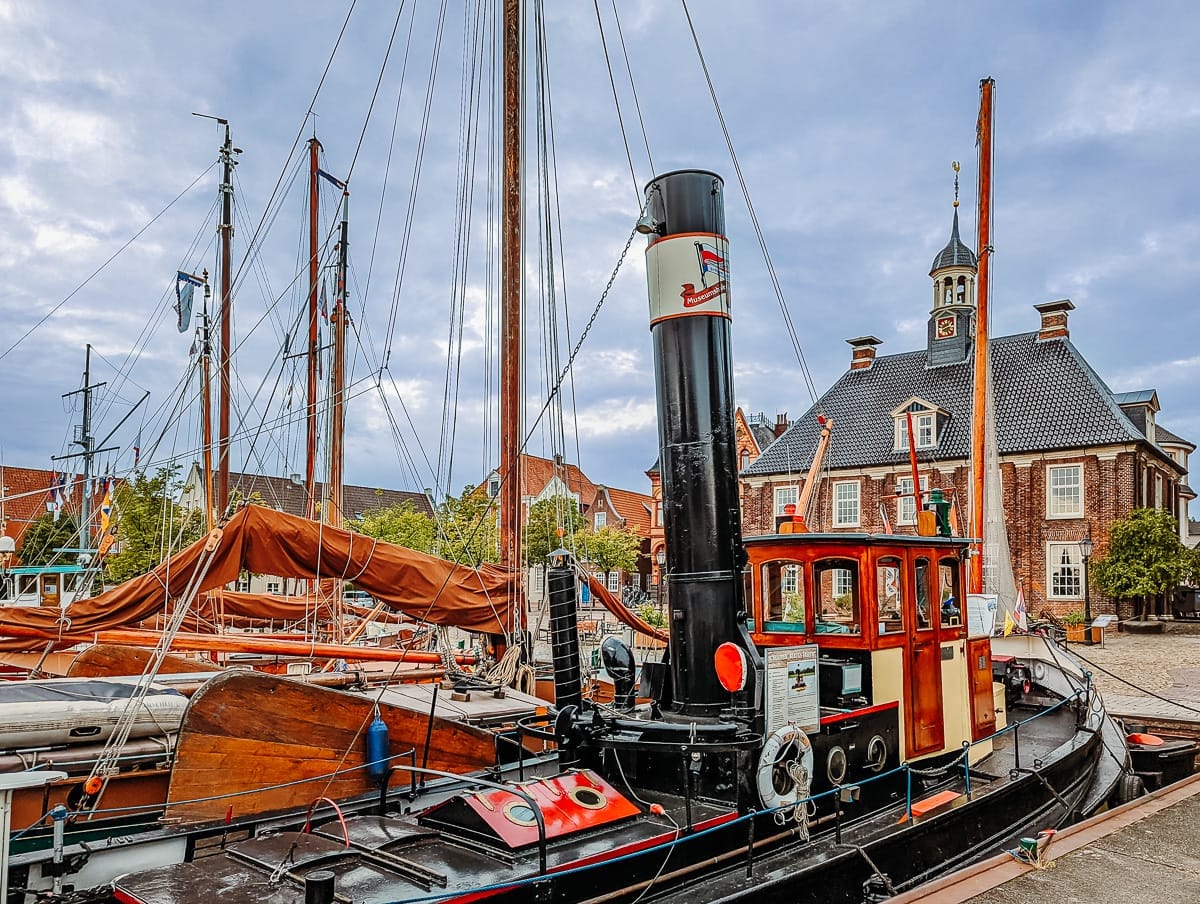 Dampfschiff im Museumshafen. Im Hintergrund ist das Gebäude "Alte Waage" zu sehen - Sehenswürdigkeiten Leer