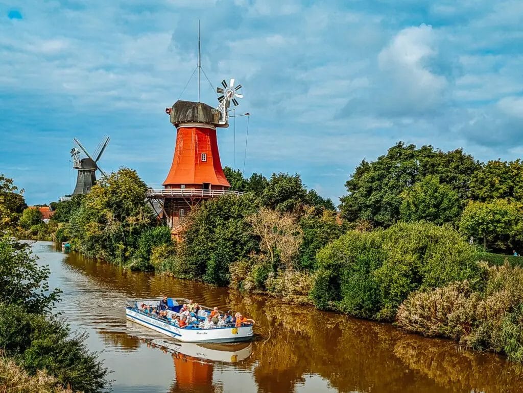 Die berühmten Zwillingswindmühlen in Greetsiel - Leer Sehenswürdigkeiten