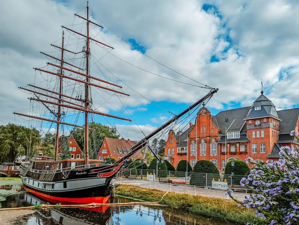 Das Segelschiff Friederike von Papenburg vor dem Rathaus von Papenburg - Leer Sehenswürdigkeiten