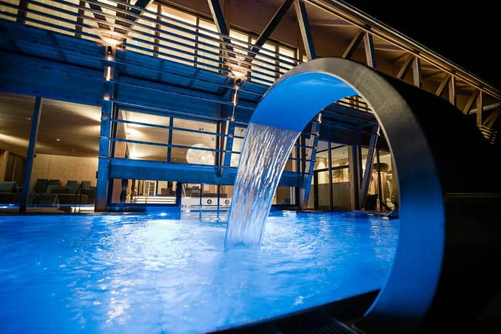 Hubertus Mountain Refugio im Allgäu - Pool am Abend - Spa-Hotels für ein Wellnesswochenende für Paare