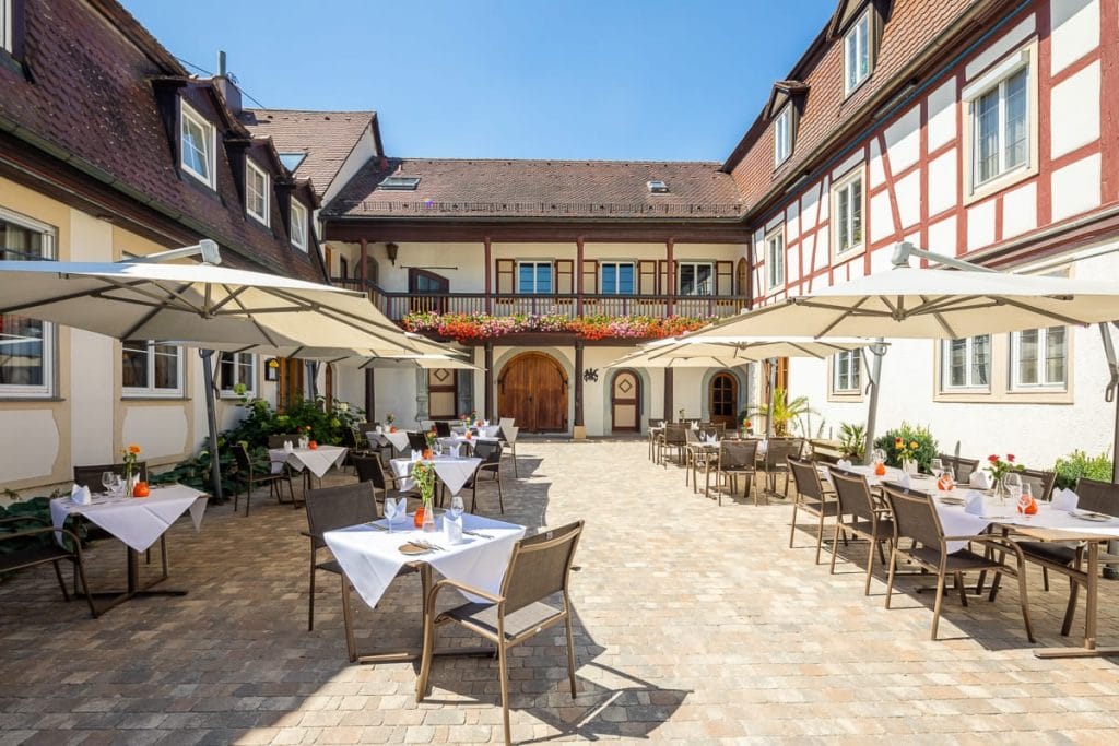 Das Hotel Schloss Döttingen in Baden-Württemberg - Frühstück im Innenhof -Spa-Hotels für ein Wellnesswochenende für Paare