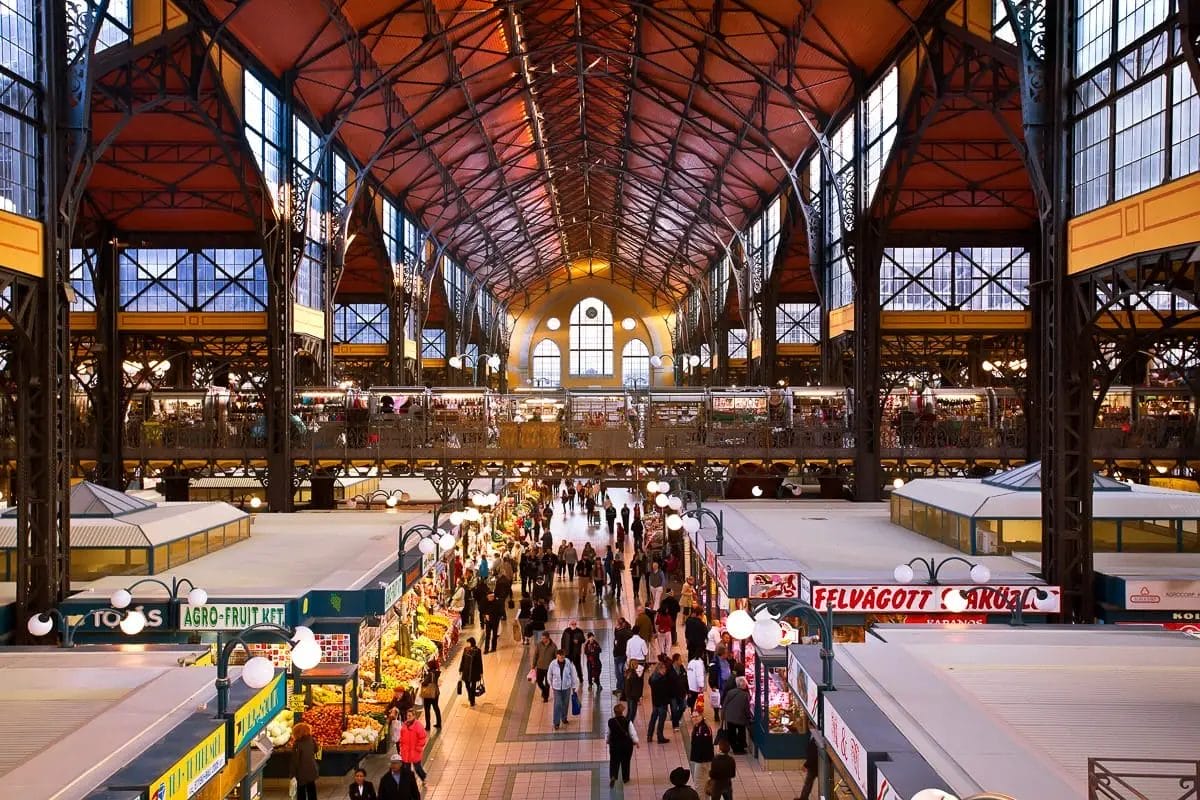 Die große Markthalle im Herzen der Stadt Budapest - Sehenswürdigkeiten Ungarn