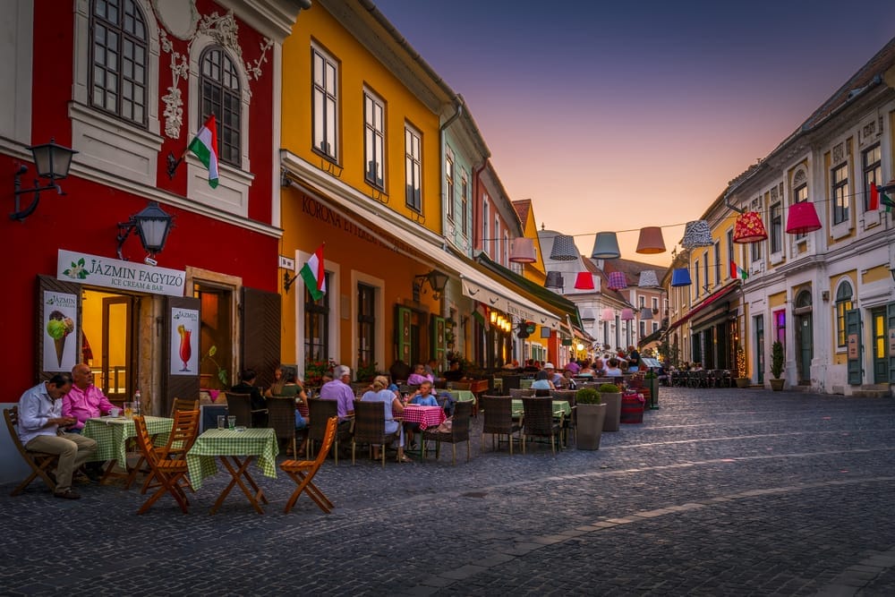 Die Altsatd von Szentendre mit Cafés am Abend | Foto: @Cavan / Depositphotos.com
