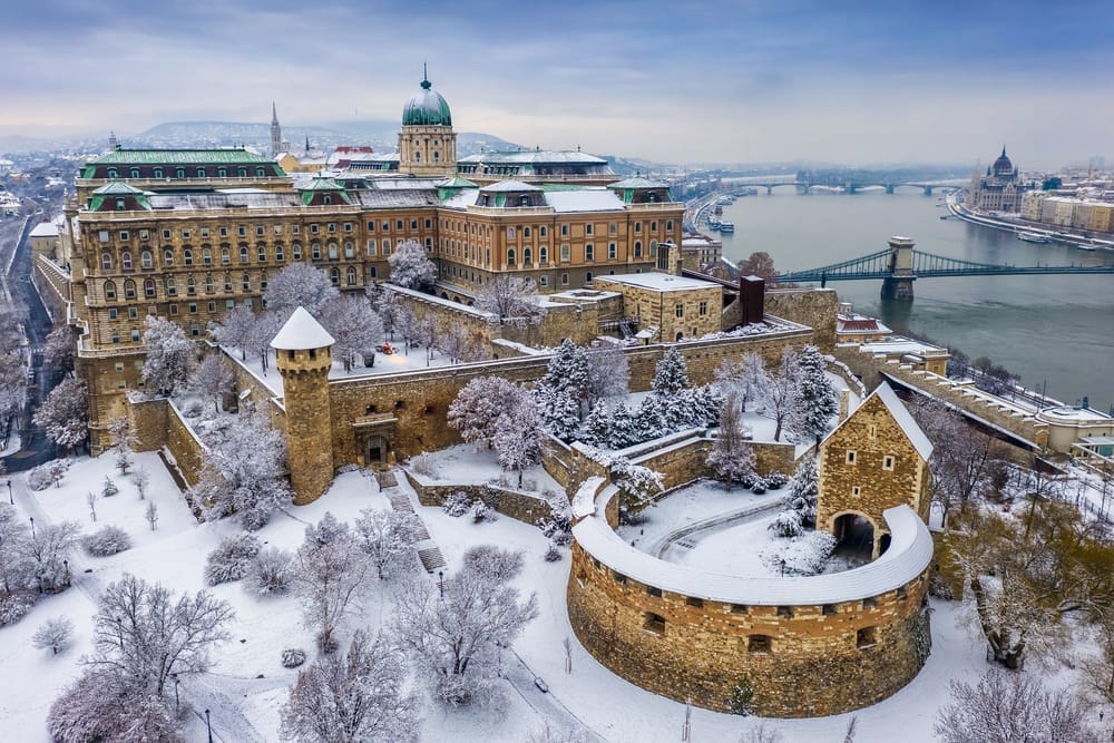 Königlicher Palast (Burgpalast) im Winter