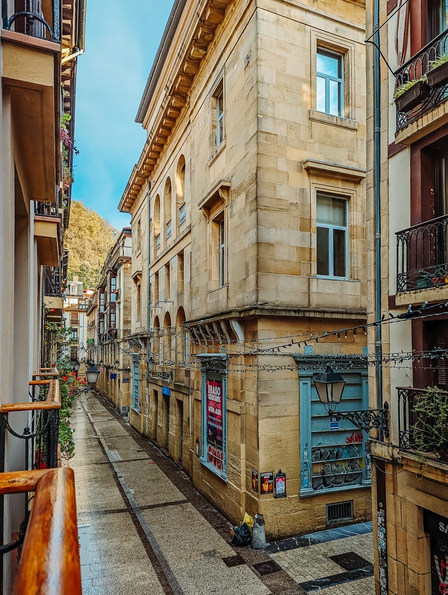 17 SENSATIONELLE SAN SEBASTIAN SEHENSWÜRDIGKEITEN, DIE DICH BEGEISTERN WERDEN! 10 Eindrücke aus der Altstadt mit ihren schönen Gassen - San Sebastian Sehenswürdigkeiten