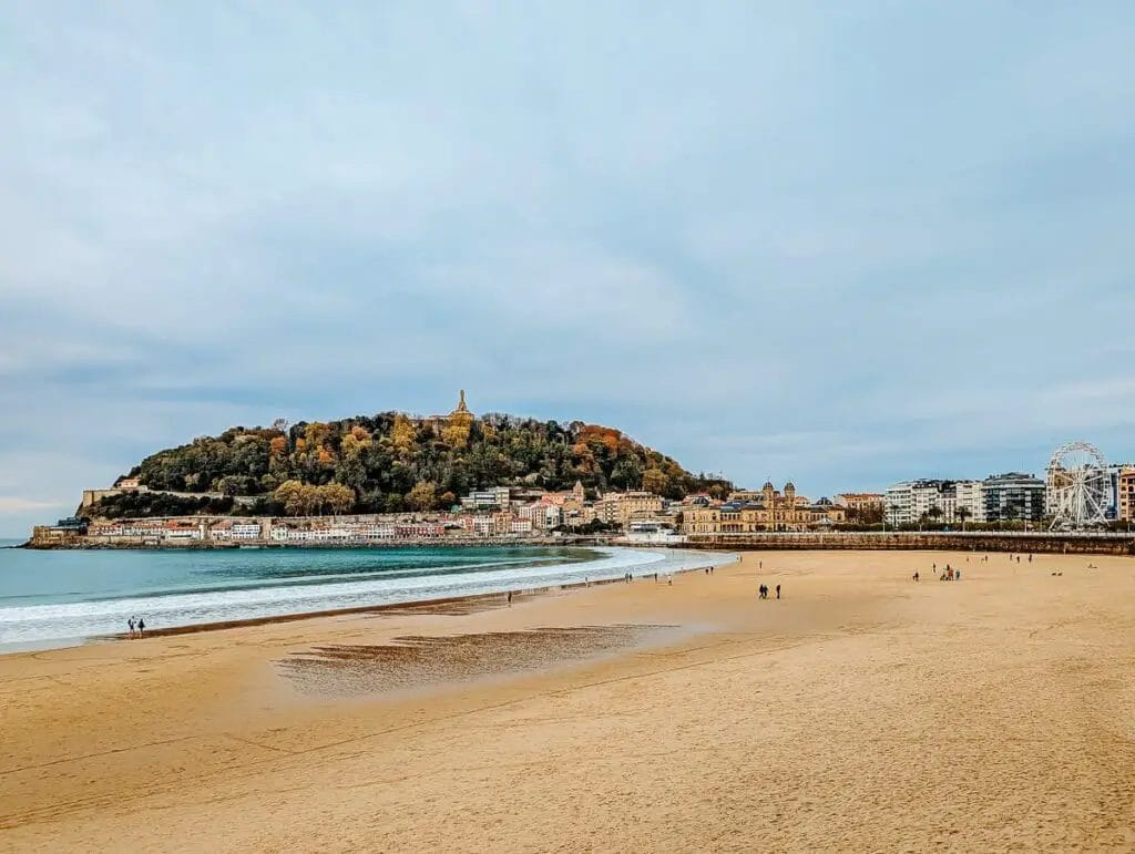 Im Hintergrund ist der Monte Urgull. Vorne die Muschelbucht -  Donostia San Sebastian Sehenswürdigkeiten