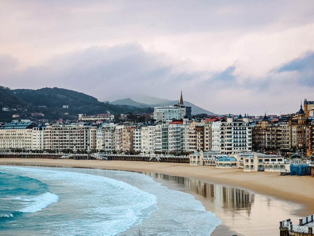 Die Playa de la Concha (Muschelbucht) sieht selbst an einem grauen Tag gut aus - San Sebastian Sehenswürdigkeiten