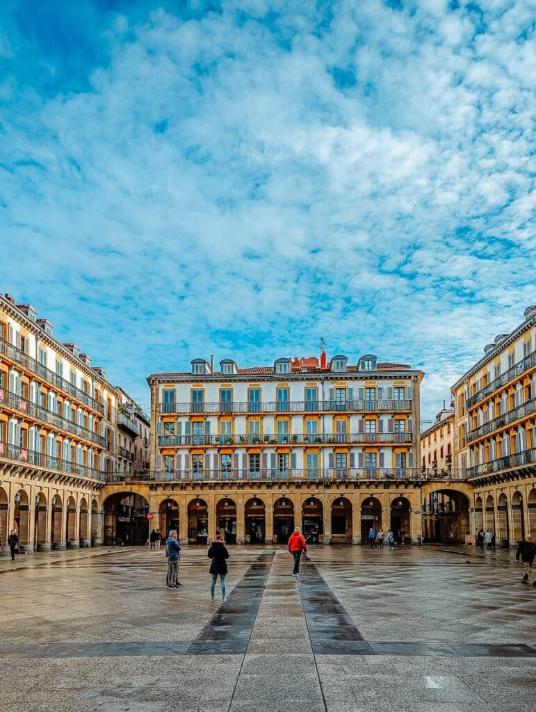 Der majestätische Plaza de la Constutitción - San Sebastian Sehenswürdigkeiten