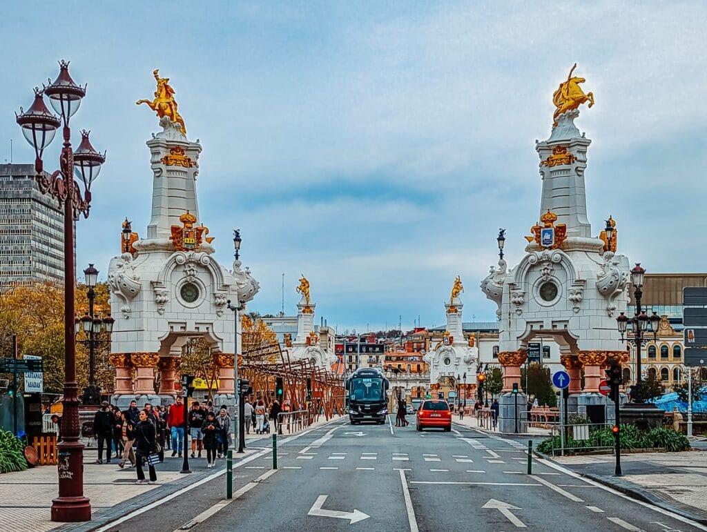 17 SENSATIONELLE SAN SEBASTIAN SEHENSWÜRDIGKEITEN, DIE DICH BEGEISTERN WERDEN! 19 Wunderschöne Art-Nouveau Brücke Puente María Cristina - San Sebastian Sehenswürdigkeiten