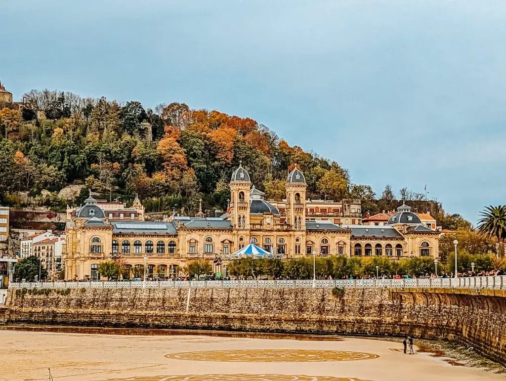 Das Rathaus der Stadt direkt am Strand - San Sebastian Sehenswürdigkeiten