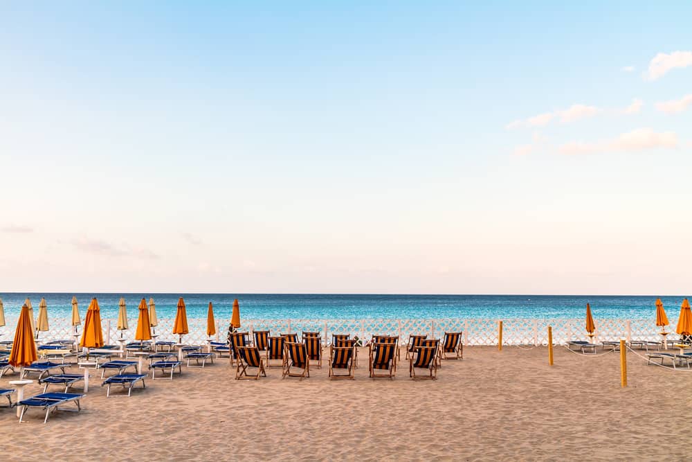 Sonnenliegen am Strand von Balestrate - Palermo Strände