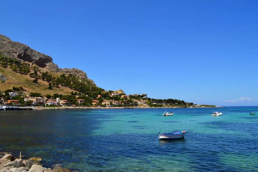Strand von Sferracavallo mit kistallklarem Wasser - Palermo Strände