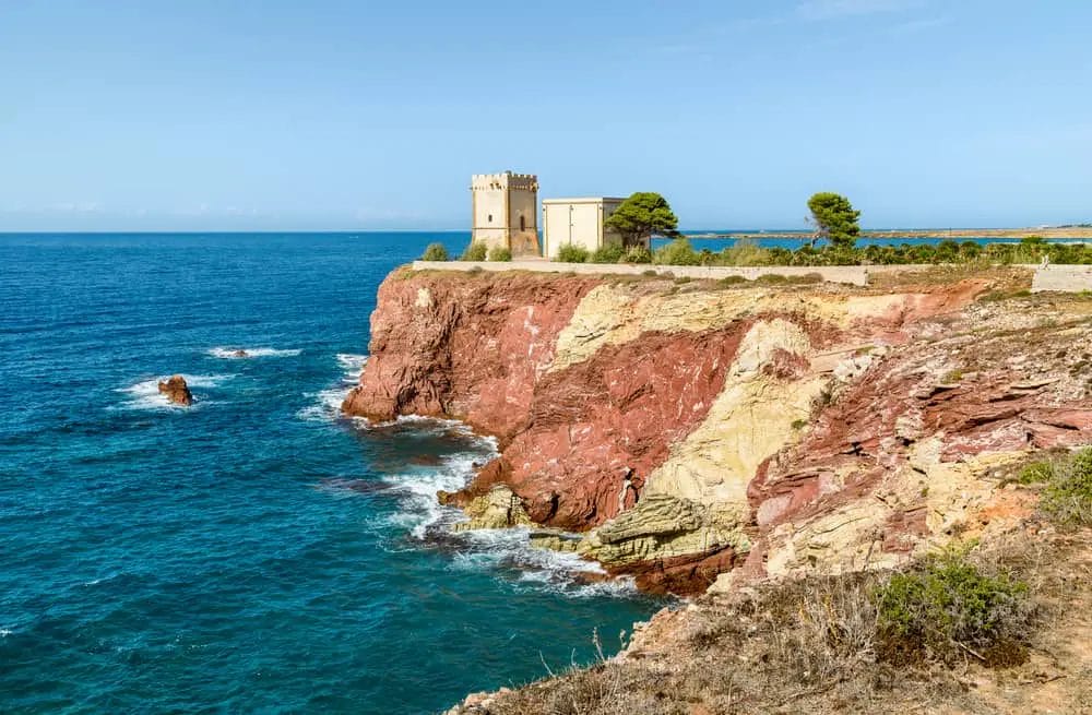 Der Alba Turm an der Küste Rossa in der Nähe von Terrasini - Strände in Palermo
