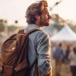 Festival Packliste Männer - Coverbild - Mann mit Rucksack auf Festival