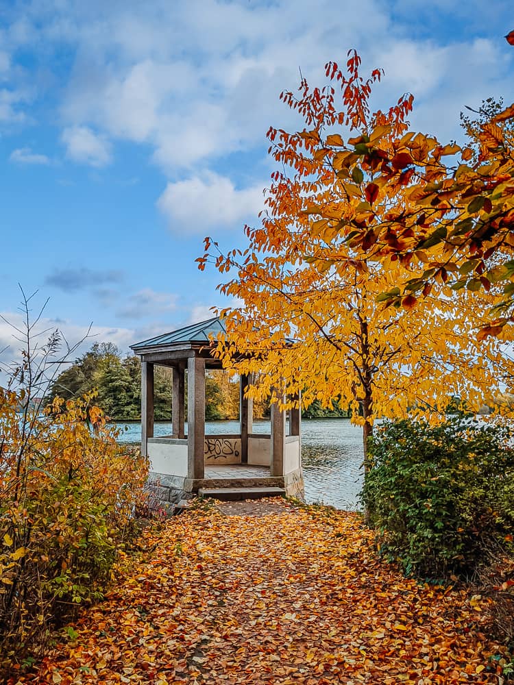 Im Herbst leuchten die Farben im Schlossgarten besonders schön - Sehenswürdigkeiten in Eutin