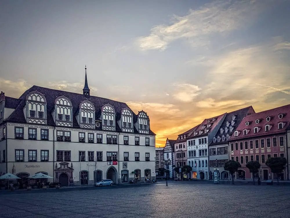 Das Rathaus in Naumburg (l.) befindet sich ebenfalls am Marktplatz - Naumburg Sehenswürdigkeiten 