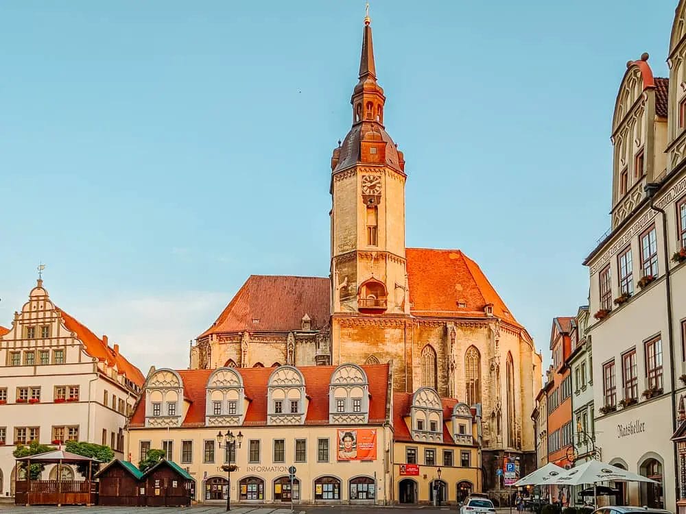 Das Schlösschen mit der Stadtkirche im Hintergrund - Naumburg Sehenswürdigkeiten