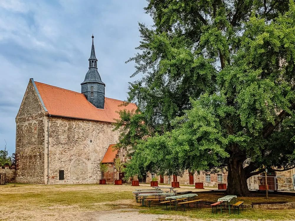 Blick auf die Kirche von Schloss Goseck - Sehenswürdigkeiten in Naumburg