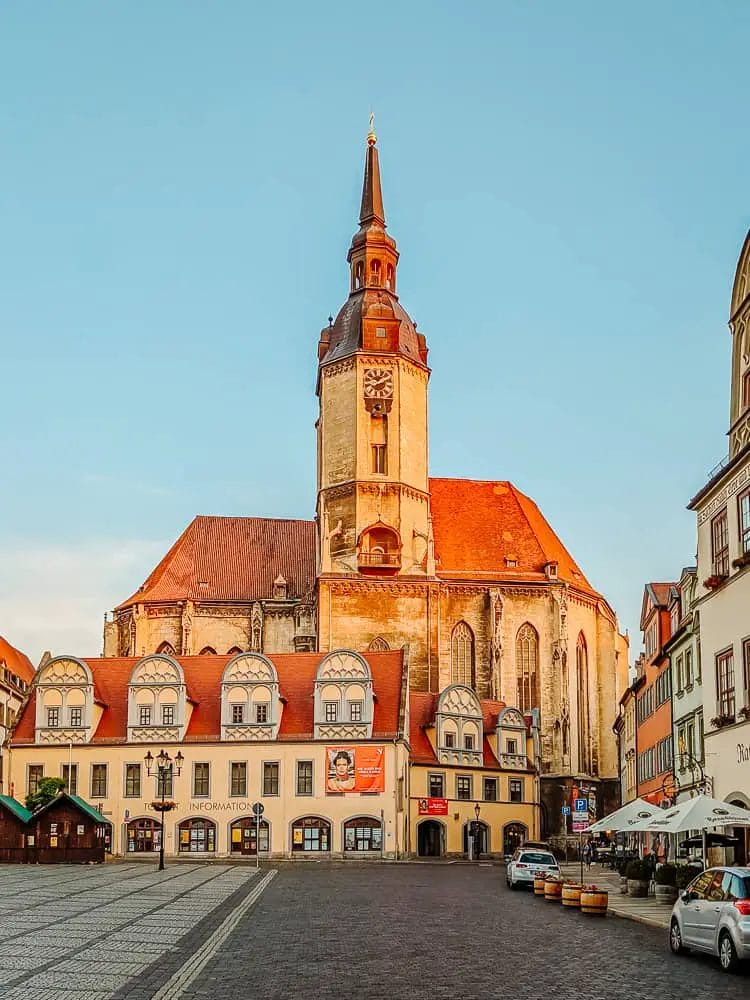 Ansicht auf die Stadtkirche am Marktplatz mit dem Schlösschen davor - Naumburg Sehenswürdigkeiten