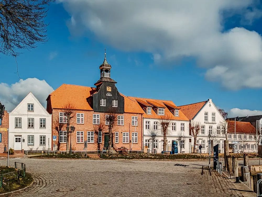 Schöne Häuser am Hafen von Tönning - St. Peter-Ording Ausflugsziele