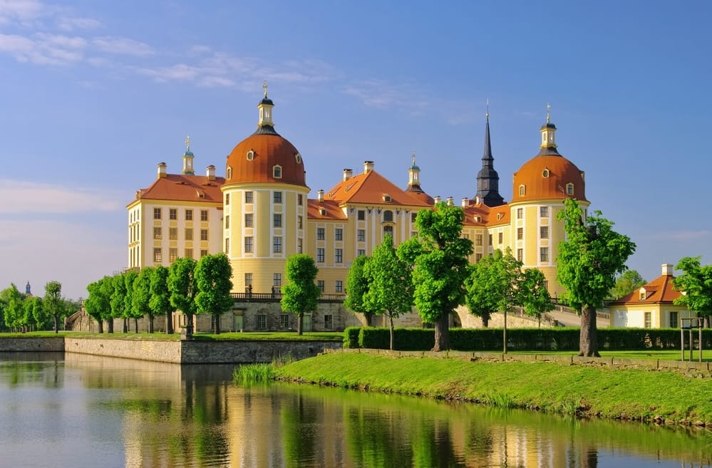 17 ATEMBERAUBENDE OBERLAUSITZ SEHENSWÜRDIGKEITEN: ENTDECKE STÄDTE & NATUR! 13 Das einmalige Wasserschloss Moritzburg - Oberlausitz Sehenswürdigkeiten