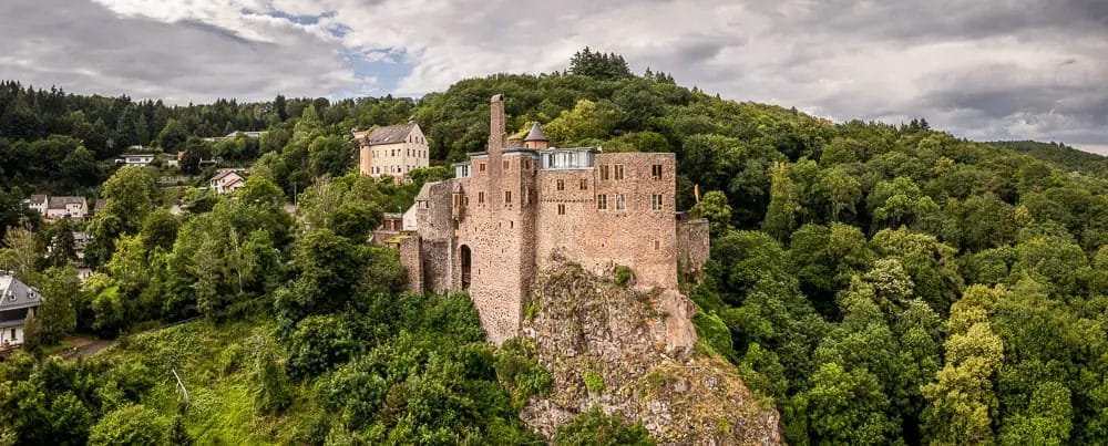 Das Schloss der Herren von Daun-Oberstein liegt markant auf einem Felssporn über der Nahe gelegen Stadt | 