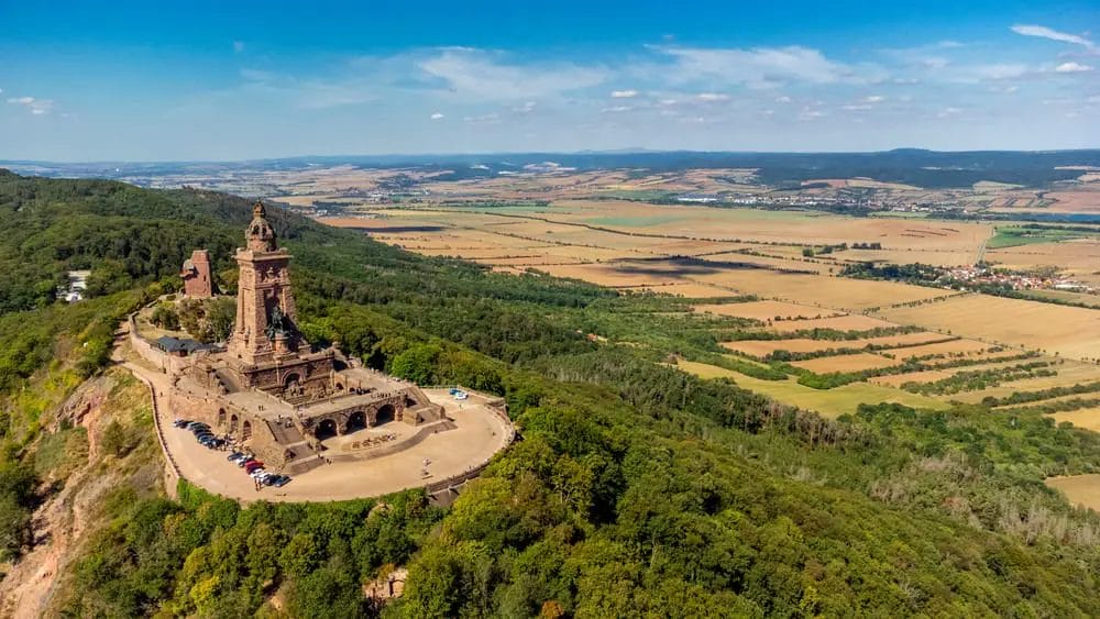 Blick auf das Kyffhäuserdenkmal und die umliegenden Landschaften - Sehenswürdigkeiten in Stolberg im Harz