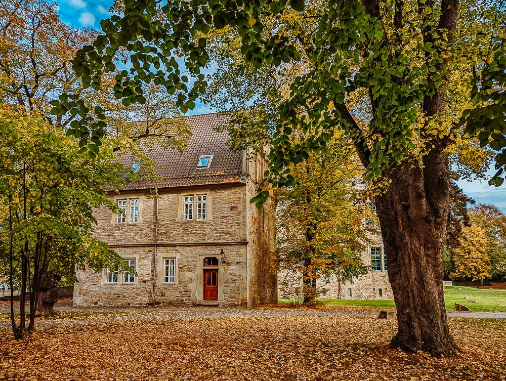 Besonders im Herbst lädt der Schlosspark mit seinen bunten Farben zu einem Spaziergang ein - Stadthagen Sehenswürdigkeiten