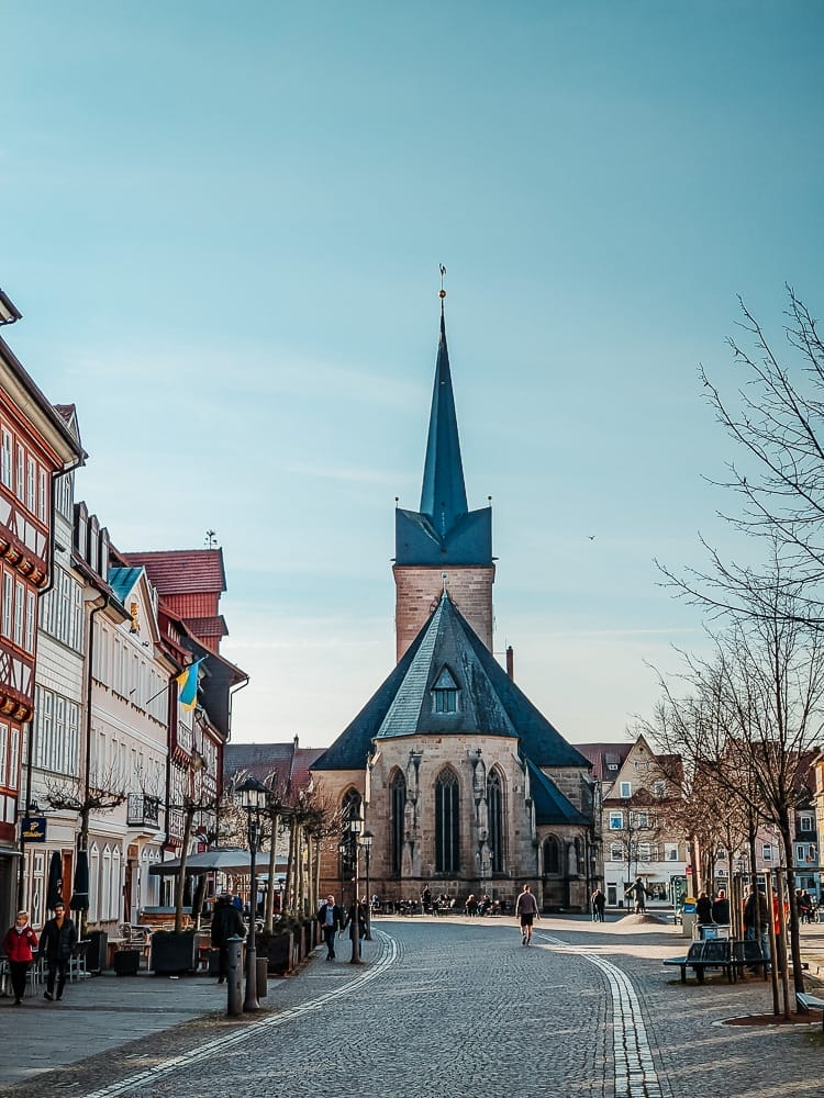 Blick auf die St. Servatiuskirche am Marktplatz in Duderstadt - Duderstadt Sehenswürdigkeiten