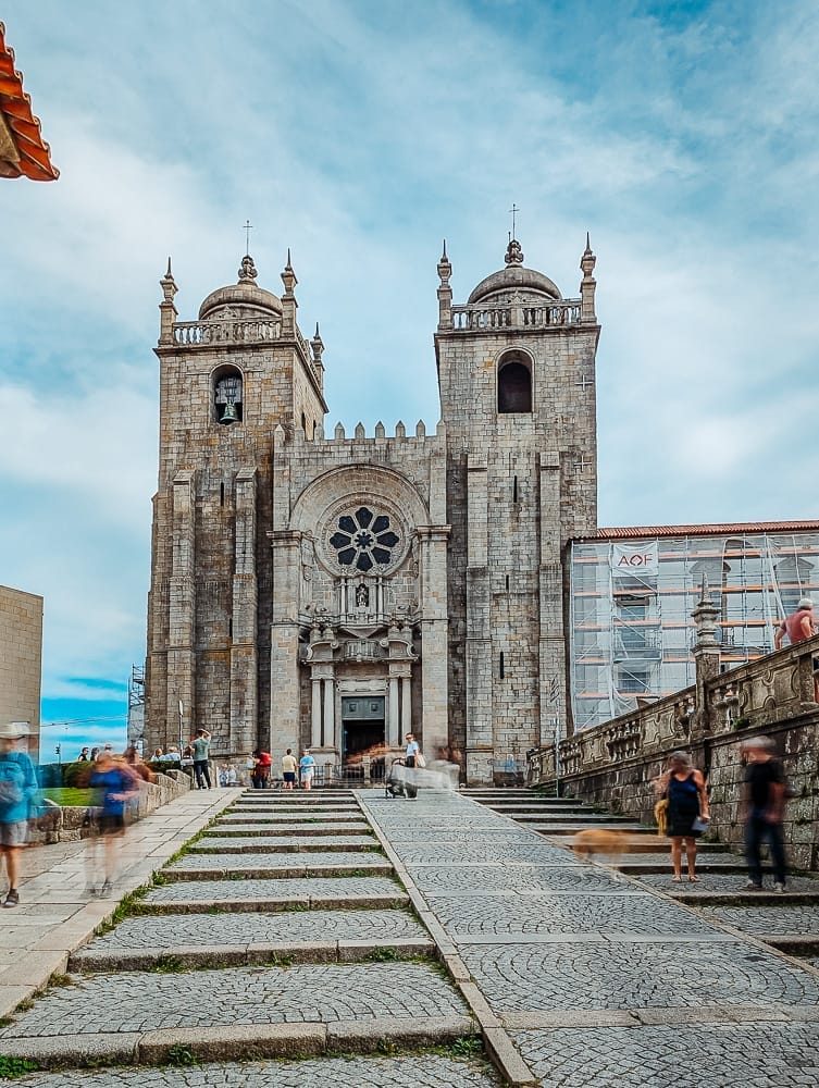 PORTO SEHENSWÜRDIGKEITEN: DIE TOP HIGHLIGHTS & INSIDER-TIPPS FÜR DEINEN STÄDTETRIP 15 Blick auf die Kathedrale von Porto - Sehenswürdigkeiten Porto