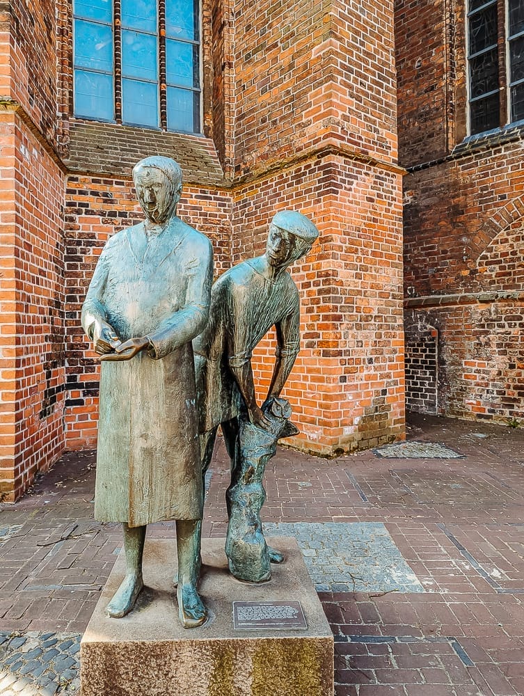 UELZEN SEHENSWÜRDIGKEITEN: MEHR ALS NUR HUNDERTWASSER – ENTDECKE 18 HIGHLIGHTS! 25 Das Uhlenkörper Denkmal befindet sich auf der Rückseite der St. Marien Kirche