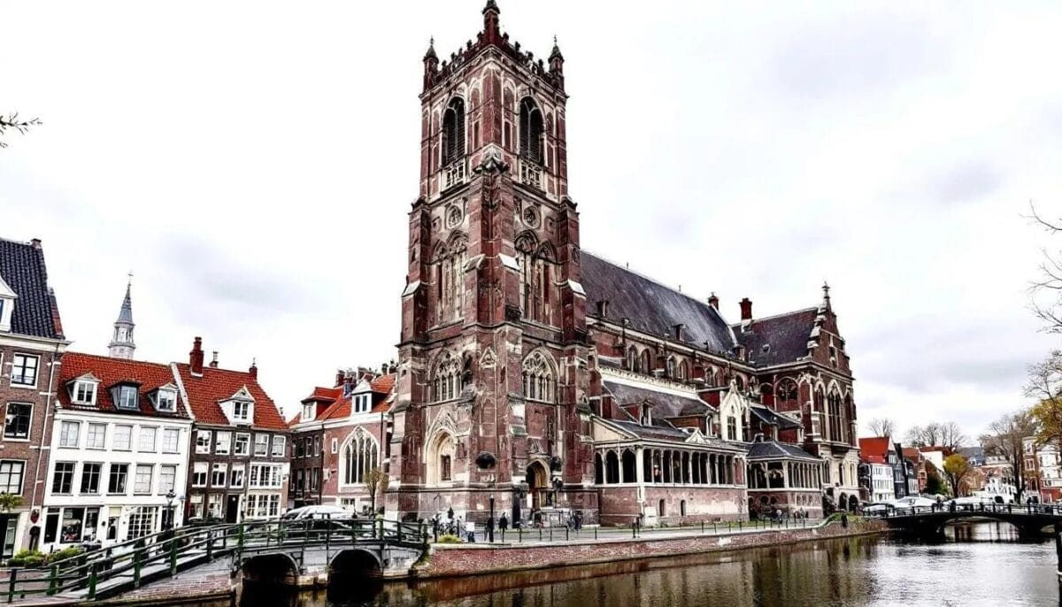Die Große Kirche von Dordrecht, ein beeindruckendes Bauwerk in der Stadt.
