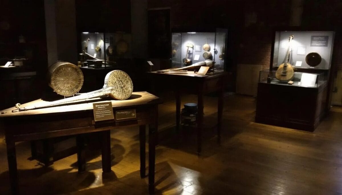 Im Bachhaus Eisenach sind historische Musikinstrumente ausgestellt, die die musikalische Vergangenheit der Region widerspiegeln. Diese Sammlung ist ein Highlight für Besucher, die mehr über die Geschichte von Komponisten wie Johann Sebastian Bach und die Bedeutung des Ortes in der Musikgeschichte erfahren möchten.