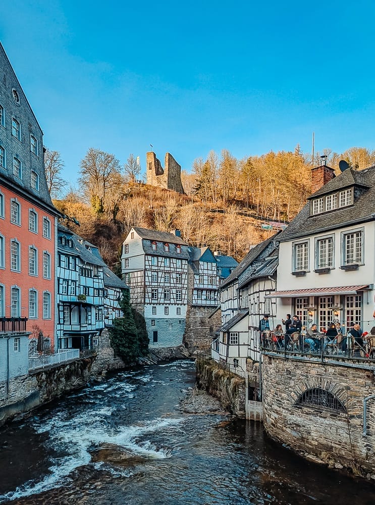 Fachwerkhäuser an der Rur in Monschau in der Eifel