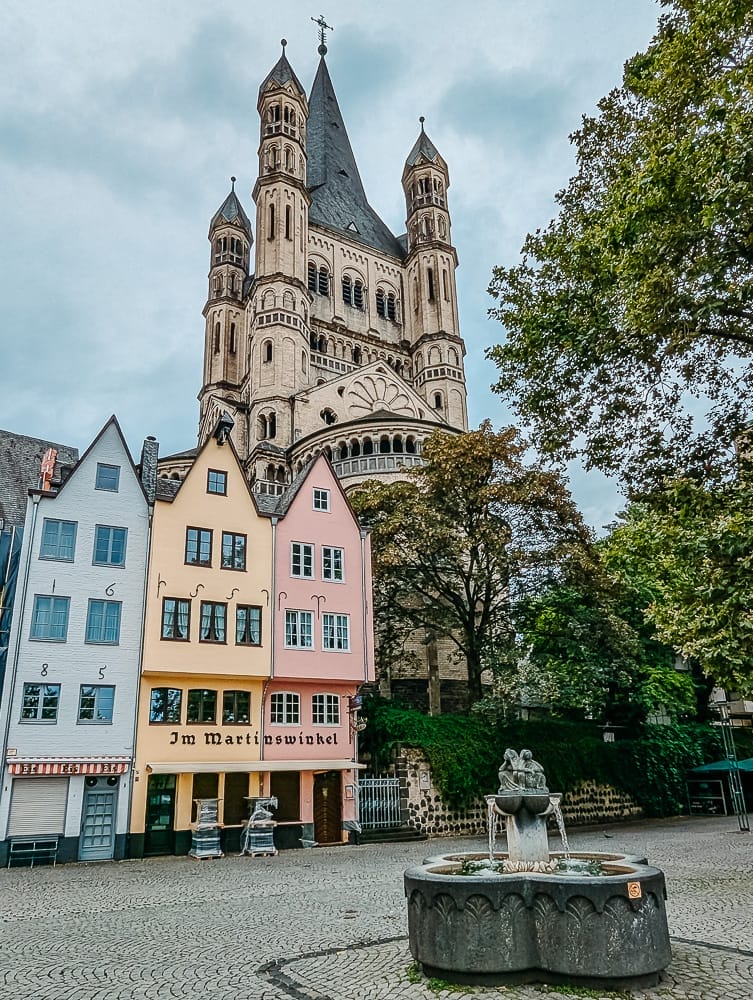 Schöne Städte NRW: Unsere 15 Favoriten – von Fachwerk bis Rhein 7 Bunte Häuser am Martinswinkel in Köln mit Groß St. Martin im Hintergrund