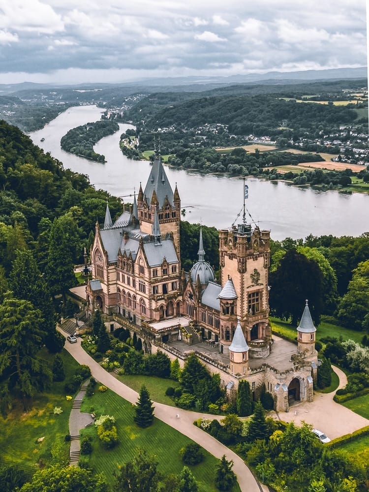 Schöne Städte NRW: Unsere 15 Favoriten – von Fachwerk bis Rhein 14 Schloss Drachenburg in Königswinter aus der Luft mit Blick auf den Rhein und das Siebengebirge
