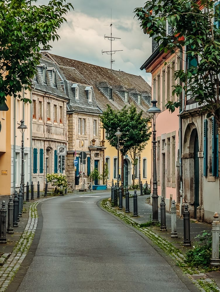 Schöne Städte NRW: Unsere 15 Favoriten – von Fachwerk bis Rhein 13 Historische Gasse mit pastellfarbenen Häusern in Königswinter am Rhein
